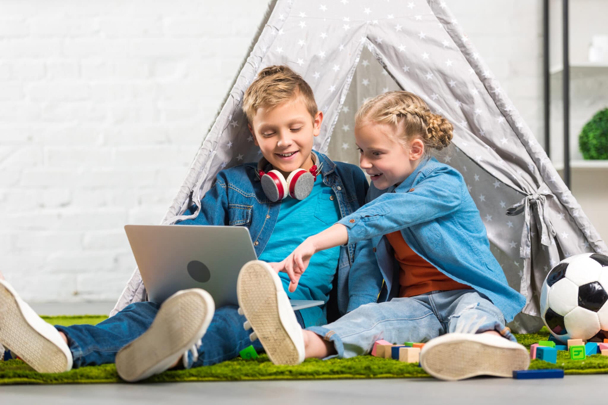Des enfants regardent un écran